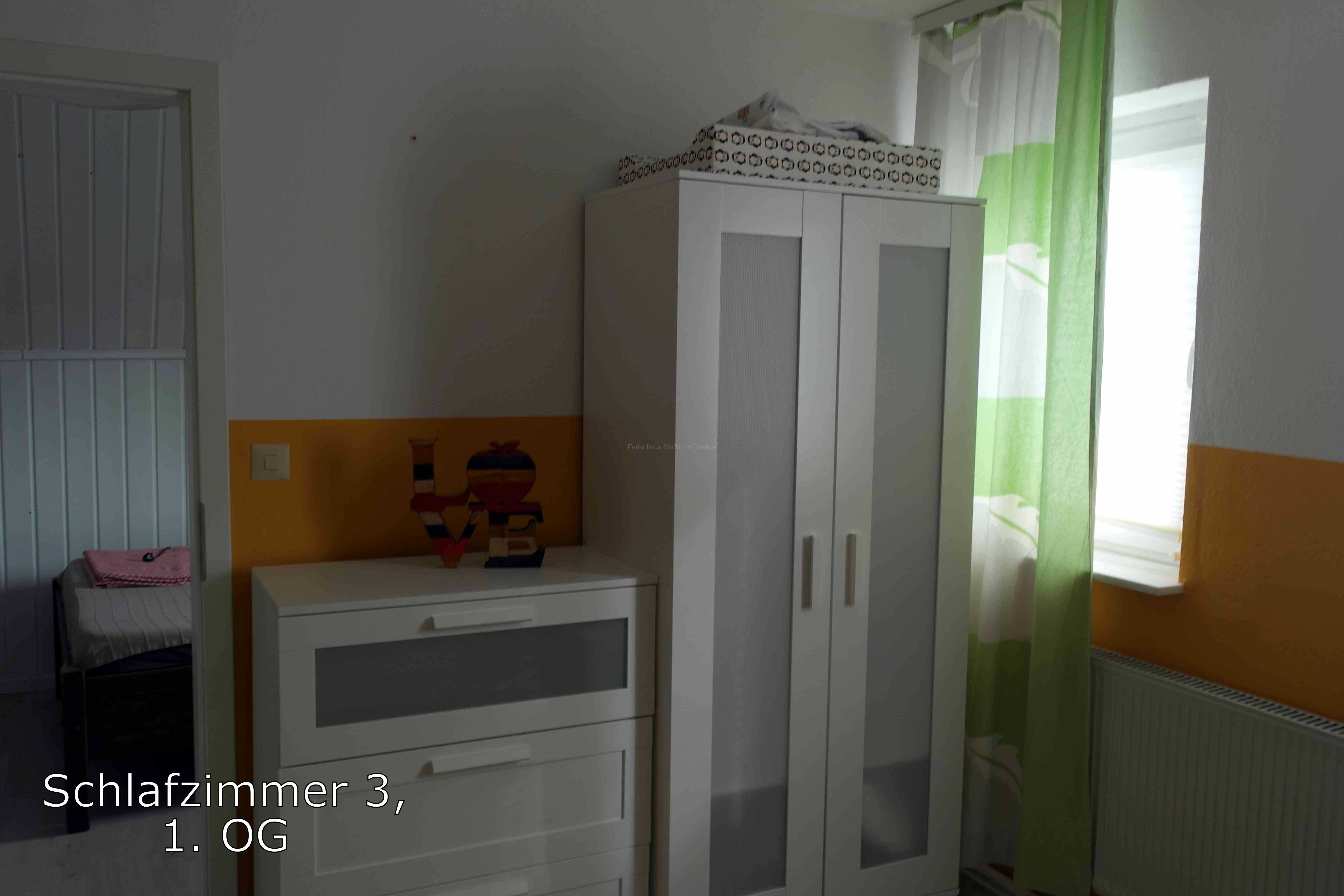 Schlafzimmer 3 im OG Schränke - Ferienhaus Steffen in Teterow.jpg